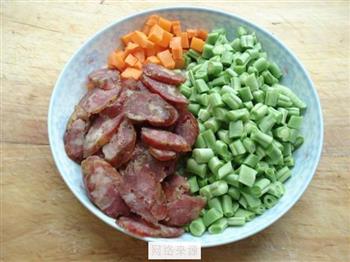 腊肠豆角焖饭的做法步骤3