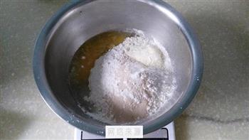 牛奶杏仁花环面包的做法步骤1