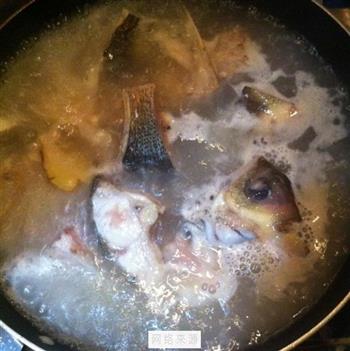 鲜美鱼头汤的做法步骤5