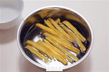 凉拌芹菜腐竹的做法步骤2