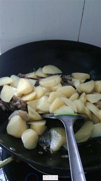 土豆炖鸡块的做法步骤8