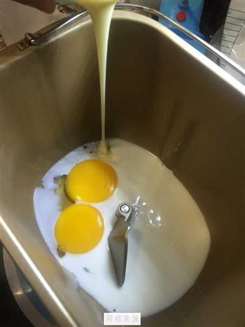 蜂蜜炼乳鸡蛋吐司的做法步骤1