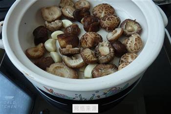 香菇煮腊肉的做法图解3