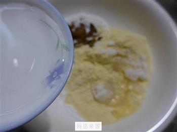 葡萄干玉米面糯米饼的做法步骤4