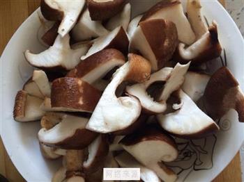 海带香菇炖大骨汤的做法步骤1