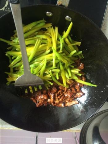 黄花菜炒肉的做法步骤7