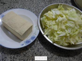 冻豆腐煮圆白菜的做法图解1