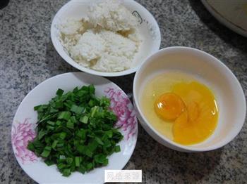 韭菜鸡蛋炒饭的做法步骤1
