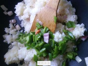 红白绿紫青椒缤纷炒饭的做法步骤4