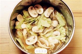 味噌鲑鱼鲜菇炖饭的做法步骤2