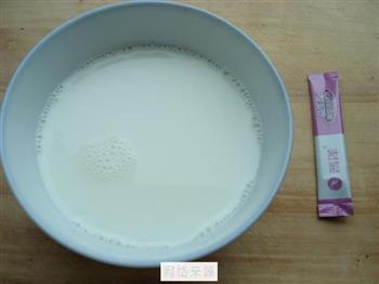 鲜桃酸奶盆栽的做法步骤2