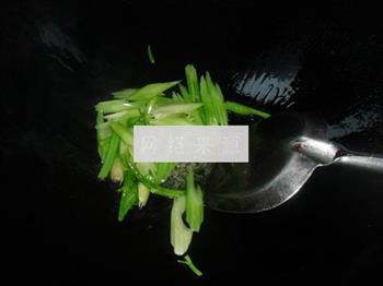 芹菜香干炒牛百叶的做法步骤2