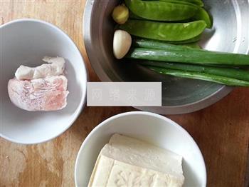 五花肉炒煎豆腐荷兰豆的做法图解1
