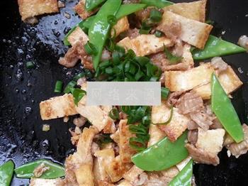 五花肉炒煎豆腐荷兰豆的做法步骤11