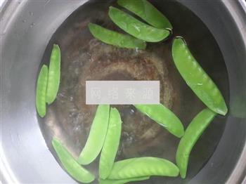 五花肉炒煎豆腐荷兰豆的做法步骤2