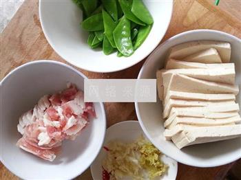 五花肉炒煎豆腐荷兰豆的做法图解3