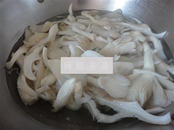 蘑菇尖椒炒肉的做法步骤4