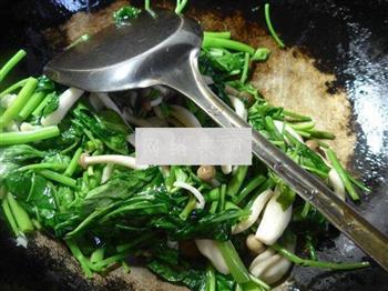 蟹味菇炒空心菜的做法步骤6