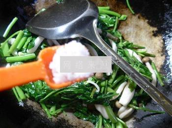 蟹味菇炒空心菜的做法步骤7