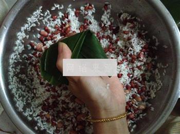 花生红豆粽子的做法步骤7