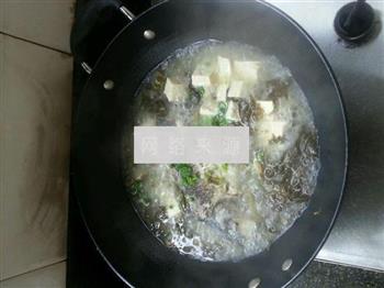 酸菜豆腐鲫鱼汤的做法步骤6