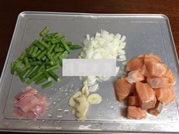 咖哩三文鱼炒饭的做法步骤2