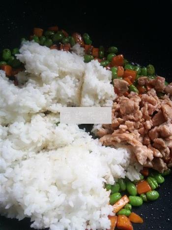 马哈鱼缤纷青豆炒饭的做法步骤6