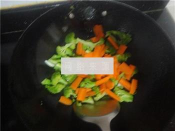 胡萝卜炒西兰花的做法步骤3
