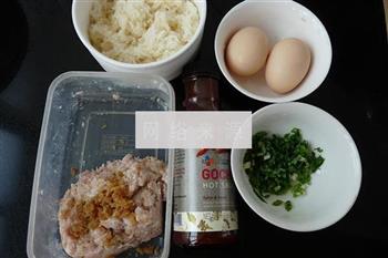 冬菜肉末糯米蛋卷的做法步骤1