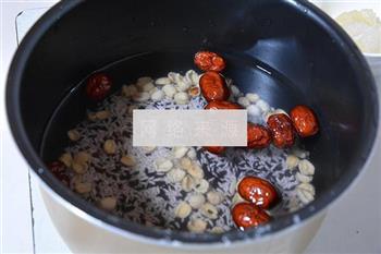 红枣莲子黑米粥的做法步骤3