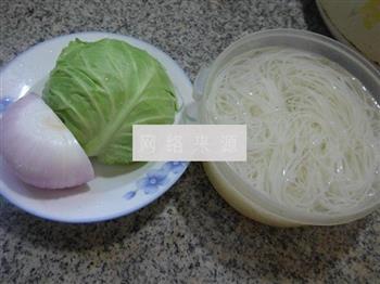 洋葱圆白菜炒米线的做法图解1