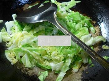 洋葱圆白菜炒米线的做法步骤4