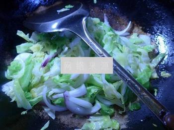 洋葱圆白菜炒米线的做法步骤5