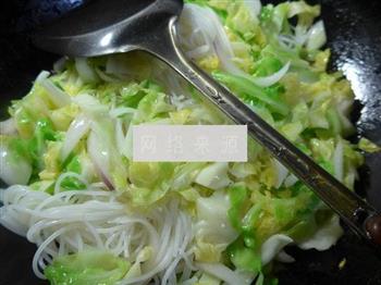洋葱圆白菜炒米线的做法步骤6