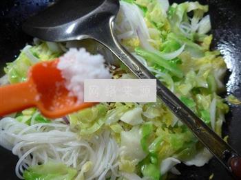 洋葱圆白菜炒米线的做法步骤8