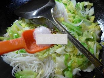 洋葱圆白菜炒米线的做法步骤9