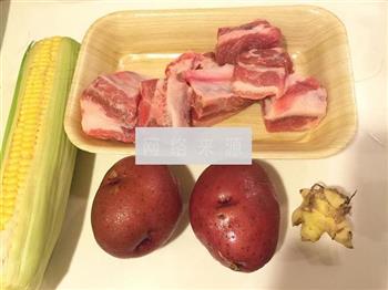 玉米土豆萝卜排骨汤的做法步骤1