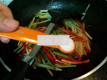 青红椒子姜肉丝的做法步骤8