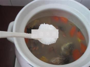 胡萝卜玉米鲫鱼汤的做法步骤10