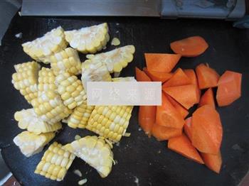 胡萝卜玉米鲫鱼汤的做法步骤4
