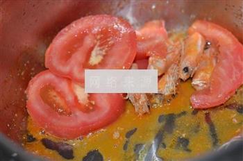 虾头番茄蛋汤的做法步骤3