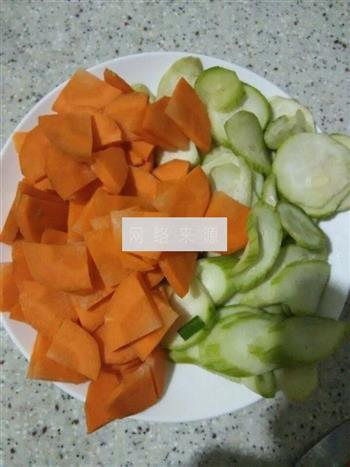 片炒丝瓜胡萝卜的做法步骤1