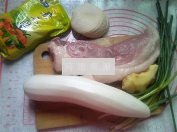 萝卜猪肉水饺的做法步骤1