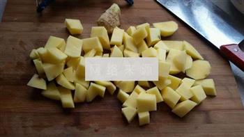 土豆炖鸡骨架的做法步骤2