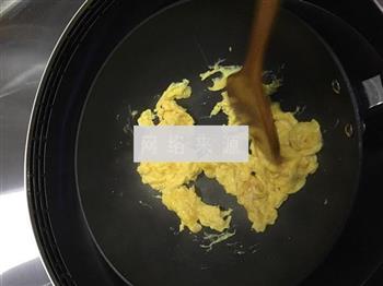 香煎火腿片炒鸡蛋的做法步骤4