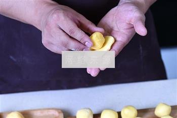 半岛奶黄月饼的做法步骤10