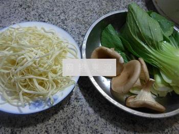 猪肚菇青菜汤面的做法步骤1