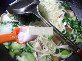 猪肚菇青菜汤面的做法步骤6