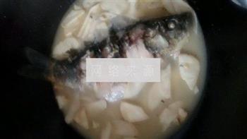 杏鲍菇鲫鱼汤的做法图解4