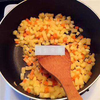 土豆胡萝卜香肠烘蛋的做法图解2